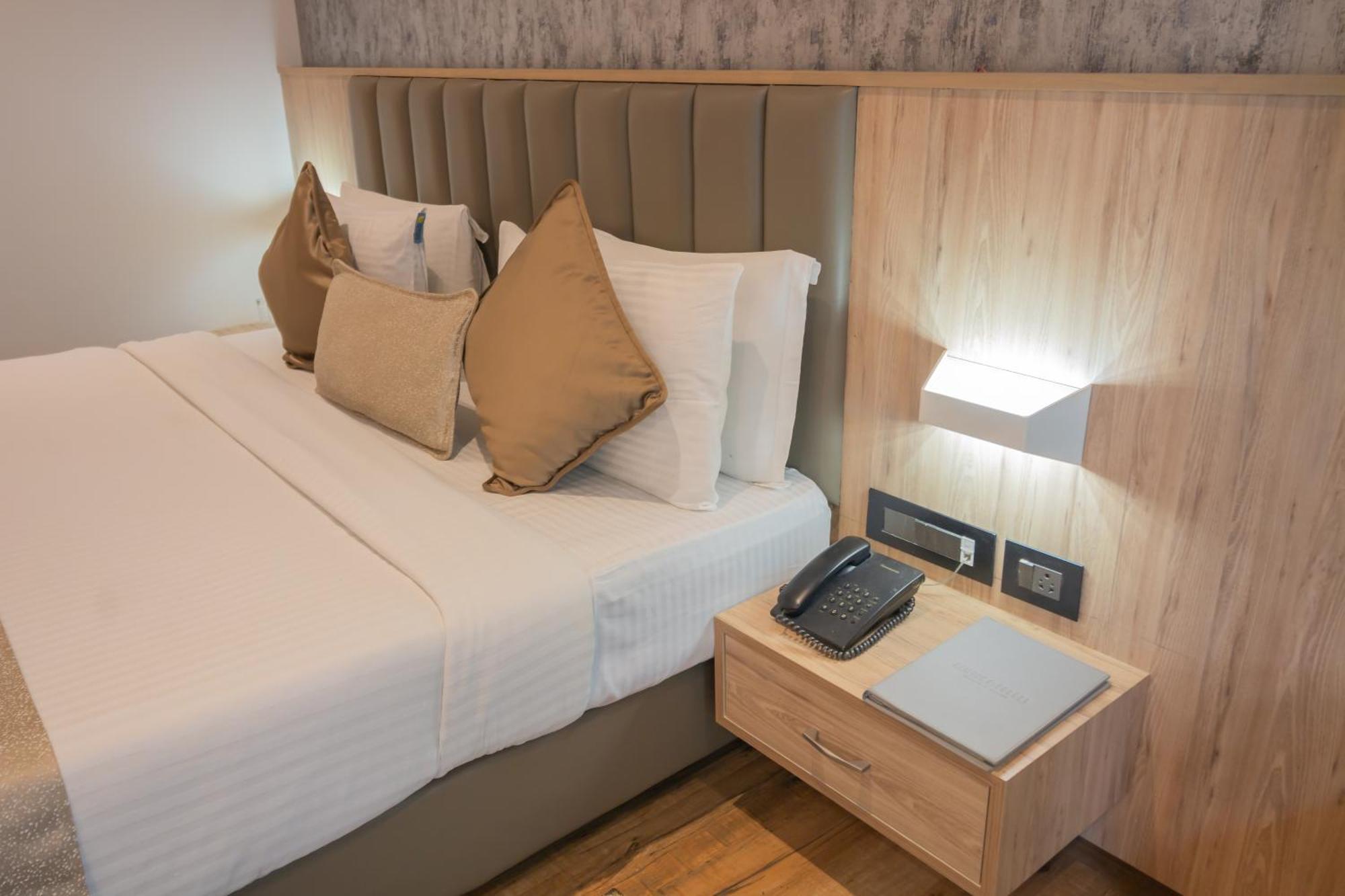 Hotel Celestiial , Candolim Bagian luar foto