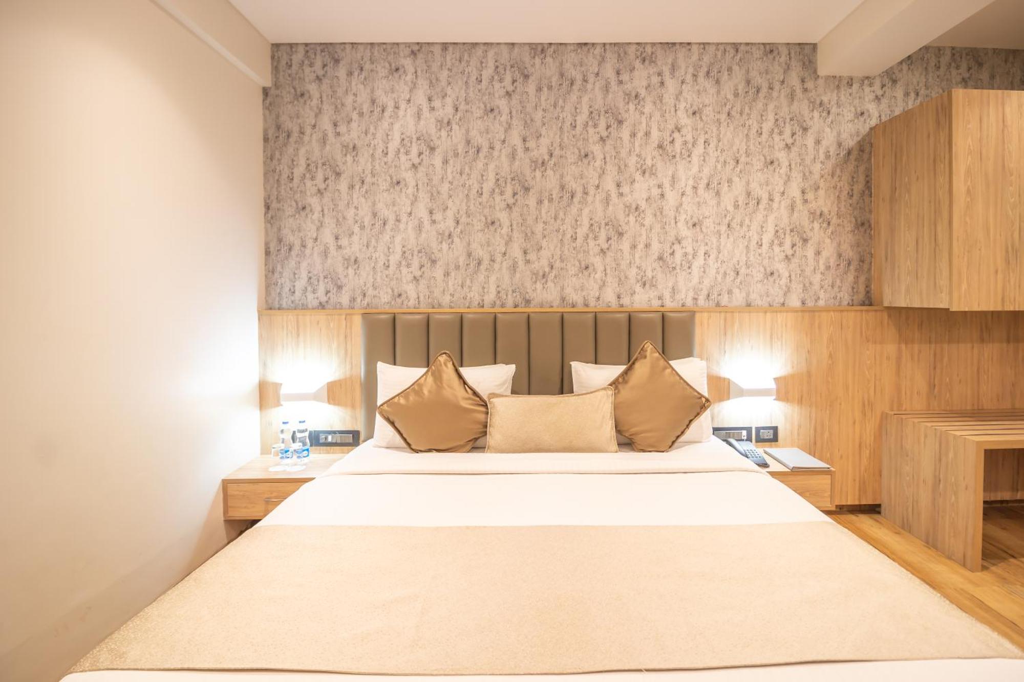 Hotel Celestiial , Candolim Bagian luar foto