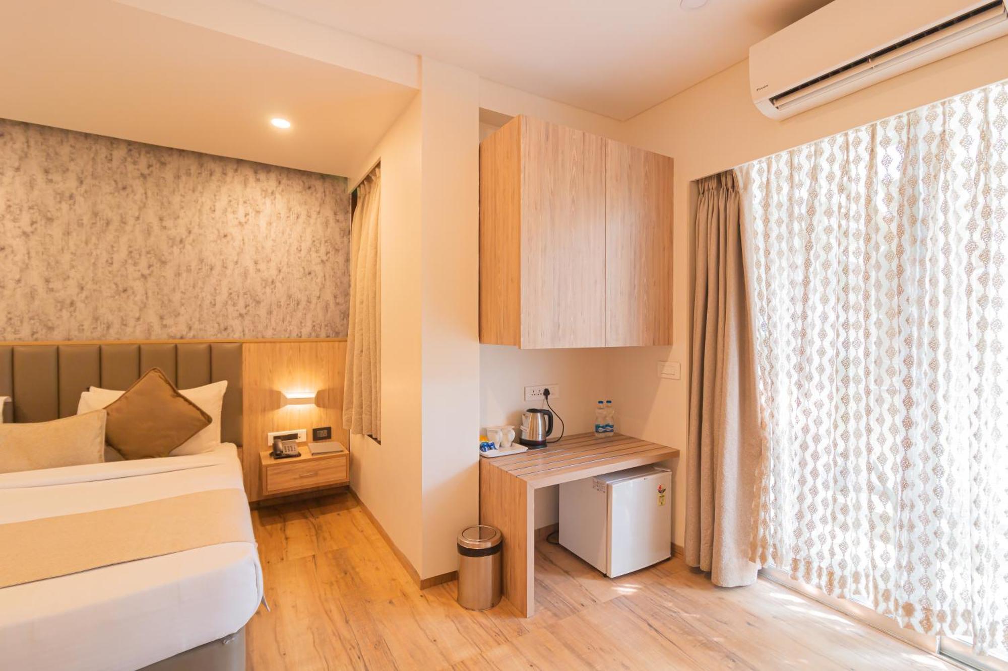 Hotel Celestiial , Candolim Bagian luar foto