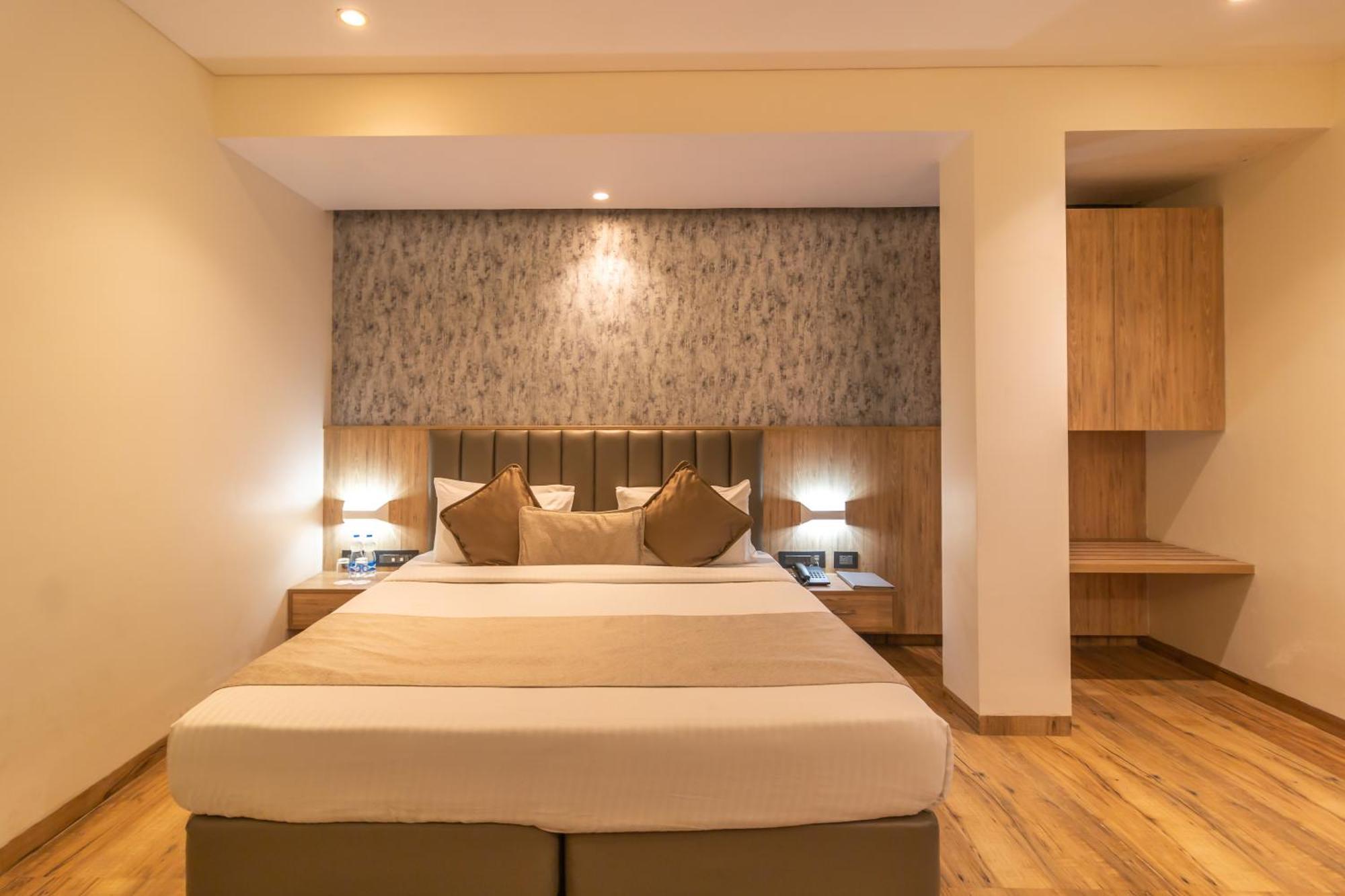 Hotel Celestiial , Candolim Bagian luar foto